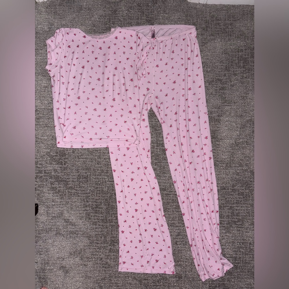 SKIMS CHERRY BLOSSOM ROSE PRINTED TOP AND BOTTOM SET